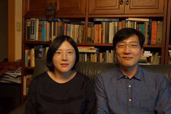 최윤구 하윤나 부부. 지난 30일 둘 사이에 첫 아이가 태어났다. 이름은 준이다. 부친 작품에 나오는 이명준, 독고준의 바로 그 준을 땄단다.  강성만 선임기자