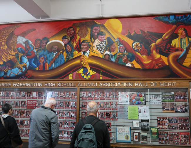 ‘워싱턴의 생애’ 벽화를 지워야 한다는 학생들의 요구가 거세지자 1974년 추가된 벽화. 흑인의 정치 사회 이슈를 벽화로 그려온 화가 듀이 크럼플러가 ‘제3세계의 투쟁’이란 주제로 그린 작품이다.