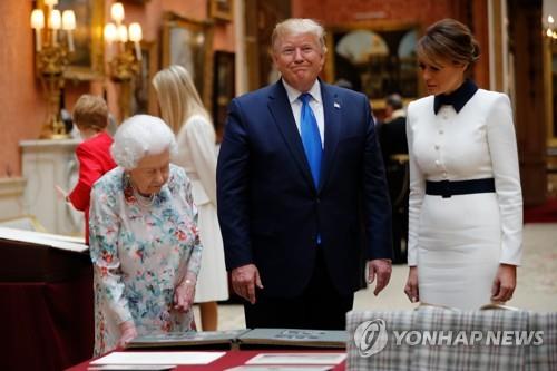 (런던 AFP=연합뉴스) 도널드 트럼프(가운데) 미국 대통령과 부인 멜라니아 여사가 현지시간 3일 영국 런던 버킹엄궁에서 엘리자베스 2세 영국 여왕과 나란히 서 있다.