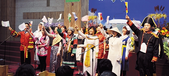 파주 순복음삼마교회 바이블 교수팀이 2014년 11월 경기도 파주 교회에서 열린 추수감사주일 예배에서 특송하고 있다. 이들은 열방에 복음을 전하고 지성전을 세우자는 의미에서 세계 여러 나라의 전통복장을 착용했다. 순복음삼마교회 제공
