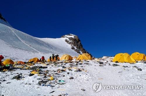 에베레스트 캠프4에 흩어져있는 쓰레기들 [자료사진=연합뉴스]