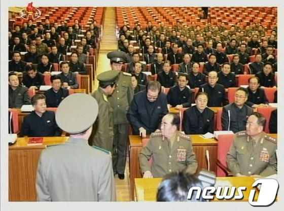 장성택 국방위원회 부위원장이 지난 2013년 12월 노동당 정치국 확대회의에서 군복을 입은 인민보안원 두 명에게 끌려나가 처형당했다. © News1