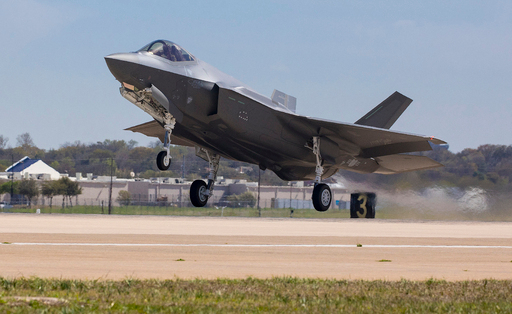 공군 F-35A 스텔스 전투기가 지난해 3월 19일(현지시간) 미 텍사스주 포트워스 록히드마틴 공장에서 이륙하고 있다. 방위사업청 제공