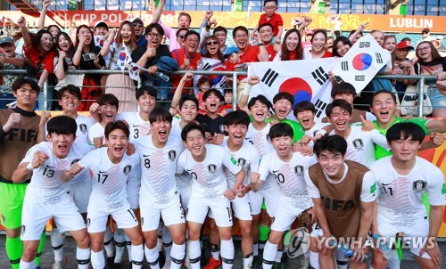 한·일전 승리-8강 확정, 현지 응원단과 함께 (루블린[폴란드]=연합뉴스) 홍해인 기자 = 4일 오후(현지시간) 폴란드 루블린 경기장에서 열린 2019 국제축구연맹(FIFA) 20세 이하(U-20) 월드컵 16강 한·일전에서 1-0 승리로 8강 진출을 확정한 한국 대표팀 선수들이 광고판을 넘어 관중석의 한국 응원단 앞에 서서 함께 기념촬영을 하며 포효하고 있다. 2019.6.5 hihong@yna.co.kr