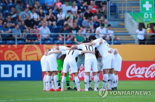 후반 심기일전 (루블린[폴란드]=연합뉴스) 홍해인 기자 = 4일 오후(현지시간) 폴란드 루블린 경기장에서 열린 2019 국제축구연맹(FIFA) 20세 이하(U-20) 월드컵 16강 한·일전. 후반을 시작하며 한국 대표팀 선수들이 그라운드에서 어깨동무를 한 채 결의를 다지고 있다. 2019.6.5 hihong@yna.co.kr
