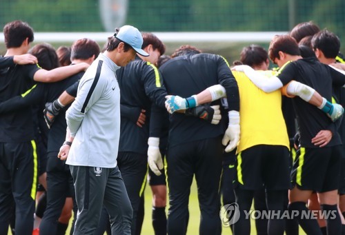 고독한 감독 (비엘스코-비아와[폴란드]=연합뉴스) 홍해인 기자 = 정정용 감독이 2019 국제축구연맹(FIFA) 20세 이하(U-20) 월드컵 8강전 세네갈과의 경기를 앞두고 6일 오후(현지시간) 폴란드 비엘스코-비아와 근교 리고타 훈련장에서 선수들과의 미팅을 마친 뒤 생각에 잠겨 있다. 2019.6.7 hihong@yna.co.kr
