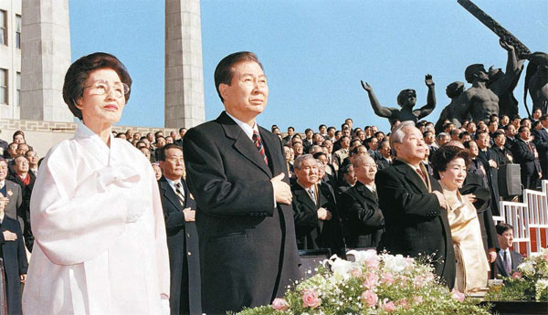 故 김대중 전 대통령 취임식 1998년 2월 25일 서울 여의도 국회의사당 앞 광장에서 열린 제15대 대통령 취임식에서 고(故) 김대중 전 대통령과 이희호 여사 내외가 국민의례를 하고 있다. [연합뉴스]