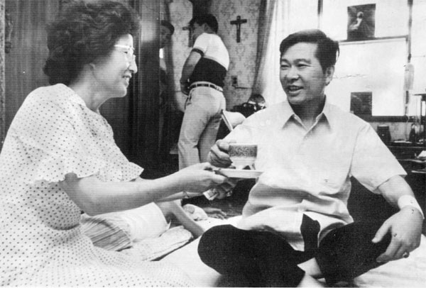 동교동 자택에서 1993년 8월 12일 이희호 여사가 김대중 전 대통령과 자택에서 담소를 나누는 모습. [연합뉴스]