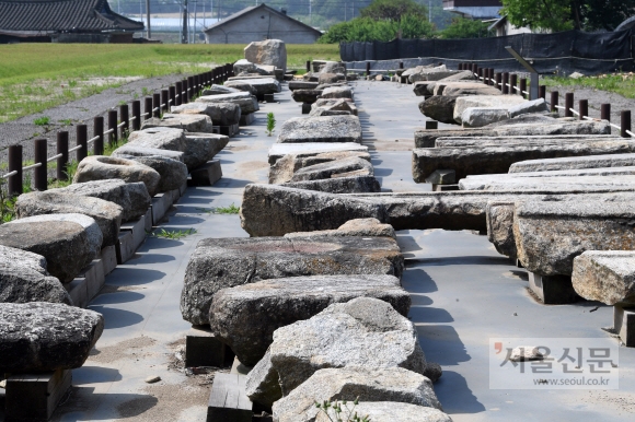 익산 제석사지에서 출토된 석재들. 제석사는 익산 천도를 위한 랜드마크였다.익산 도준석 기자 pado@seoul.co.kr