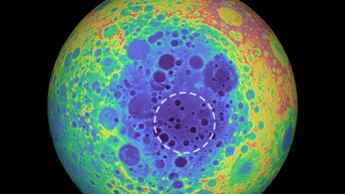 달의 뒷면 지형도 황색은 고지대, 청색은 저지대를 표시하며 남극 에이트켄 분지는 중앙의 청색으로 표시돼 있다. 점선 안은 거대 질량이 확인된 곳을 나타낸다. [NASA/고다드우주비행센터/애리조나대학 제공]