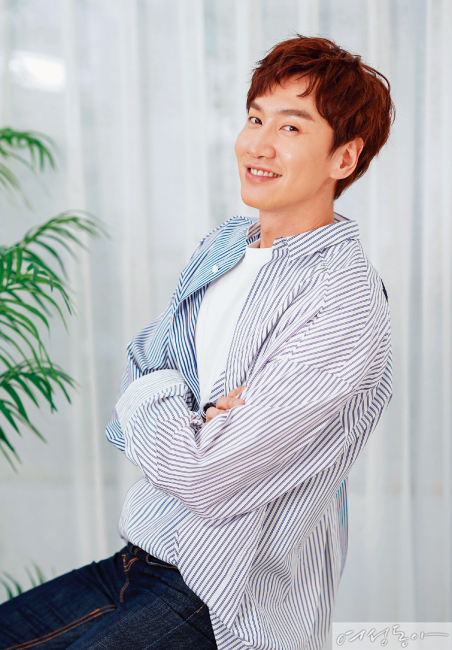 Lee Kwang-soo, who is loved by both Korea and abroad for his nickname Asia Prince as an entertainment program Running Man, has confirmed that his main job is an actor.His special Top Model, which has impressed and laughed with restrained emotional expression and unique humor code.The appearance of Seha (Shin Ha-kyun) with a physical disability with an extraordinary brain and Dong-gu (Lee Kwang-soo) with an intellectual disability with excellent Sooyoung skills fill each others shortages and live like a person sometimes brings laughter and sometimes brings a heart-wrenching impression.In particular, Lee Kwang-soo (34), who plays the role of Dong-gu, is evaluated as having completely digested the character enough to make him forget what he had shown before.He has been loved by all over Asia as an entertainment program Running Man, but he has met him on the way to summer, where he has been constantly performing with his main work, acting.It is the story of an existential person, so I think there was a careful aspect to postpone.I have a very comic image, and the director asked me not to be caricatured in the eyes of the audience.I also approached carefully in that way when I was acting, and when I was preparing my work, I also said, I hope that the innocence of Dongguan will be seen from beginning to end.And I do not want to have a setting to express it because it is a role with a disability. He often looked at the scenario and talked with the bishop and modified his excessive movements and facial expressions.The multi-bodied and high-level Sooyoung skills are also the fruits of the effort for this movie.Dong-gu is the role of Sehas hands and feet, so you have to look good. So I worked hard on weight training to make muscles.The scene of tears in the play was also impressive.I usually do not cry well, but this time I cried a lot at the premiere.I was separated from Seha, who had been living like a body for 20 years, and when I saw his picture, my feelings became deeper and I could not bear crying.It is not easy to postpone, but what kind of charm did you decide to appear.When you get a scenario, first look at whether its fun and attractive, then see if youre sympathetic to the character, so you have a desire to express it.This film was attracted to the disabled because the gaze of the disabled was not neo-classical or comical, but it was also a burden because it was a character with an existential character.I had a Top Model that required great courage, but I decided to appear because I did not think there would be many roles I could do if I started to lock myself up because of this worry.It was also an opportunity for my favorite (God) Ha Kyun to breathe with his brother.How was your work with Shin Ha-kyun.At first I thought it was hard for him. He grew up watching his acting on the screen, so he couldnt get close.But before the filming, he contacted me to meet him first, and he always was comfortable at the scene.I was able to make it easier for me to touch my brother or to act as I prepared for the ambassador in front of the camera, and I thought I should do it like a brother to my juniors.If youre referring to the similarities of the Eastern characters.Dong-gu likes and follows Se-ha very much. I like and follow them very well.Lee Kwang-soo recently pointed out Jo In-sung as his special brother and other close entertainers seem to be sorry.Yes, I think personality is the favorite when you hear that, and I listen to my troubles a lot, and I feel comfortable.Among the best friends of the same age, Song Jung-ki and Jo In-sung, who is a more special brother.(After a long hesitation, I am very embarrassed) I would like to do it as (Yoo) Jae-seok.If you choose someone who is willing, not someone you depend on.(Kim) Woo Bin and (Do) Kyung Surang (Park) Bo Young, (Yang) Sechan and (Chung) So Min. I meet Kyung Su most often. I talk a lot.Like the Seha brother in the play, it is the one who fills his lack.I like to meet people so much that I often consult my brothers (entertainers) and get a lot of help.I am in public devotion with actor Lee Sun-bin, but the publics attention is not burdensome.I cant afford it. But I dont want to lie. I made my relationship public, and Im still seeing you.He made his debut as an actor in the MBC sitcom He Comes in 2008, the following year.Since then, he has appeared in numerous works such as dramas such as High Kick Through the Roof, Dongy, City Hunter, Fire Goddess Jungyi, Its okay, Im Love, Gallery, Pyeongyangseong, Ganginam and Good Friends.However, until this movie is released, I would like to have no work that imprinted his presence on the public as surely as the entertainment program Running Man.The various nicknames that follow him are also obtained through Running Man.I think its because of the friendly image I got from Running Man that I was able to appear in this movie.I think it is not the influence of Running Man to be able to do this interview. I wonder why the actor is active all over the place even though he is in his main business.In fact, Running Man has become lucky, and since I have appeared every week for the past nine years, I have become part of my life.It is a program that is so thankful to me that I am still working hard every time with gratitude.Movies and dramas always work new, and the more fun it is to play a life and various characters that I have never lived, the more I want to do better.If there is a genre or role that I want to try.I want to play the villain if I have a chance. The joker of the movie Dark Knight.Is an actor a dream since I was a child?When I was a kid, I liked to draw cartoons, so I dreamed of a cartoonist. I used to do art in school.I liked to be in front of people, but I started dreaming of an actor when I was preparing for college entrance exams (Dong-A Broadcasting University, Department of Broadcasting and Entertainment).I dont know how to rest well, Ive been on film since my debut, and Ive never been on a break like Ive been these days.I hope I can make a hobby this time, and Im thinking about how to rest well because I havent decided on my next work yet.I think I have a hobby I want or have in mind.Im working out my favorite workouts and Im thinking about re-drawing the painting. I dont know if Im trying to do it.It is called Giraffe, Charming Rich, and Asian Prince. If there is a modifier in front of the name in the future.Its hard to keep what you have now, because you dont know how long youll find me and cheer me up because of the nature of your job.And yet I live with hope and hope that it will work out. What do you want to achieve as an actor?I want to do a lot of work well, I want to try various things, and I want to maintain my happiness now.I will do my best in everything with a focus on the life I continue to try to do so.Design Kim Young-hwa Photos Provide NEW