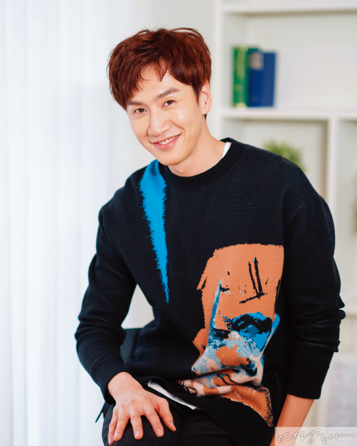 Lee Kwang-soo, who is loved by both Korea and abroad for his nickname Asia Prince as an entertainment program Running Man, has confirmed that his main job is an actor.His special Top Model, which has impressed and laughed with restrained emotional expression and unique humor code.The appearance of Seha (Shin Ha-kyun) with a physical disability with an extraordinary brain and Dong-gu (Lee Kwang-soo) with an intellectual disability with excellent Sooyoung skills fill each others shortages and live like a person sometimes brings laughter and sometimes brings a heart-wrenching impression.In particular, Lee Kwang-soo (34), who plays the role of Dong-gu, is evaluated as having completely digested the character enough to make him forget what he had shown before.He has been loved by all over Asia as an entertainment program Running Man, but he has met him on the way to summer, where he has been constantly performing with his main work, acting.It is the story of an existential person, so I think there was a careful aspect to postpone.I have a very comic image, and the director asked me not to be caricatured in the eyes of the audience.I also approached carefully in that way when I was acting, and when I was preparing my work, I also said, I hope that the innocence of Dongguan will be seen from beginning to end.And I do not want to have a setting to express it because it is a role with a disability. He often looked at the scenario and talked with the bishop and modified his excessive movements and facial expressions.The multi-bodied and high-level Sooyoung skills are also the fruits of the effort for this movie.Dong-gu is the role of Sehas hands and feet, so you have to look good. So I worked hard on weight training to make muscles.The scene of tears in the play was also impressive.I usually do not cry well, but this time I cried a lot at the premiere.I was separated from Seha, who had been living like a body for 20 years, and when I saw his picture, my feelings became deeper and I could not bear crying.It is not easy to postpone, but what kind of charm did you decide to appear.When you get a scenario, first look at whether its fun and attractive, then see if youre sympathetic to the character, so you have a desire to express it.This film was attracted to the disabled because the gaze of the disabled was not neo-classical or comical, but it was also a burden because it was a character with an existential character.I had a Top Model that required great courage, but I decided to appear because I did not think there would be many roles I could do if I started to lock myself up because of this worry.It was also an opportunity for my favorite (God) Ha Kyun to breathe with his brother.How was your work with Shin Ha-kyun.At first I thought it was hard for him. He grew up watching his acting on the screen, so he couldnt get close.But before the filming, he contacted me to meet him first, and he always was comfortable at the scene.I was able to make it easier for me to touch my brother or to act as I prepared for the ambassador in front of the camera, and I thought I should do it like a brother to my juniors.If youre referring to the similarities of the Eastern characters.Dong-gu likes and follows Se-ha very much. I like and follow them very well.Lee Kwang-soo recently pointed out Jo In-sung as his special brother and other close entertainers seem to be sorry.Yes, I think personality is the favorite when you hear that, and I listen to my troubles a lot, and I feel comfortable.Among the best friends of the same age, Song Jung-ki and Jo In-sung, who is a more special brother.(After a long hesitation, I am very embarrassed) I would like to do it as (Yoo) Jae-seok.If you choose someone who is willing, not someone you depend on.(Kim) Woo Bin and (Do) Kyung Surang (Park) Bo Young, (Yang) Sechan and (Chung) So Min. I meet Kyung Su most often. I talk a lot.Like the Seha brother in the play, it is the one who fills his lack.I like to meet people so much that I often consult my brothers (entertainers) and get a lot of help.I am in public devotion with actor Lee Sun-bin, but the publics attention is not burdensome.I cant afford it. But I dont want to lie. I made my relationship public, and Im still seeing you.He made his debut as an actor in the MBC sitcom He Comes in 2008, the following year.Since then, he has appeared in numerous works such as dramas such as High Kick Through the Roof, Dongy, City Hunter, Fire Goddess Jungyi, Its okay, Im Love, Gallery, Pyeongyangseong, Ganginam and Good Friends.However, until this movie is released, I would like to have no work that imprinted his presence on the public as surely as the entertainment program Running Man.The various nicknames that follow him are also obtained through Running Man.I think its because of the friendly image I got from Running Man that I was able to appear in this movie.I think it is not the influence of Running Man to be able to do this interview. I wonder why the actor is active all over the place even though he is in his main business.In fact, Running Man has become lucky, and since I have appeared every week for the past nine years, I have become part of my life.It is a program that is so thankful to me that I am still working hard every time with gratitude.Movies and dramas always work new, and the more fun it is to play a life and various characters that I have never lived, the more I want to do better.If there is a genre or role that I want to try.I want to play the villain if I have a chance. The joker of the movie Dark Knight.Is an actor a dream since I was a child?When I was a kid, I liked to draw cartoons, so I dreamed of a cartoonist. I used to do art in school.I liked to be in front of people, but I started dreaming of an actor when I was preparing for college entrance exams (Dong-A Broadcasting University, Department of Broadcasting and Entertainment).I dont know how to rest well, Ive been on film since my debut, and Ive never been on a break like Ive been these days.I hope I can make a hobby this time, and Im thinking about how to rest well because I havent decided on my next work yet.I think I have a hobby I want or have in mind.Im working out my favorite workouts and Im thinking about re-drawing the painting. I dont know if Im trying to do it.It is called Giraffe, Charming Rich, and Asian Prince. If there is a modifier in front of the name in the future.Its hard to keep what you have now, because you dont know how long youll find me and cheer me up because of the nature of your job.And yet I live with hope and hope that it will work out. What do you want to achieve as an actor?I want to do a lot of work well, I want to try various things, and I want to maintain my happiness now.I will do my best in everything with a focus on the life I continue to try to do so.Design Kim Young-hwa Photos Provide NEW