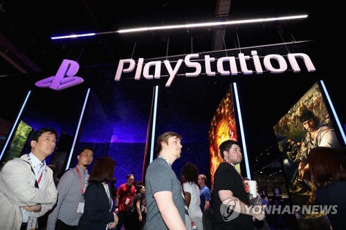 US-VIDEO-GAME-MANUFACTURERS-SHOW-OFF-THEIR-LATEST-PRODUCTS-AT-AN LOS ANGELES, CA - JUNE 12: Game enthusiasts and industry personnel visit the 'Sony Playstation' exhibit during the Electronic Entertainment Expo E3 at the Los Angeles Convention Center on June 12, 2018 in Los Angeles, California.   Christian Petersen/Getty Images/AFP  == FOR NEWSPAPERS, INTERNET, TELCOS & TELEVISION USE ONLY ==