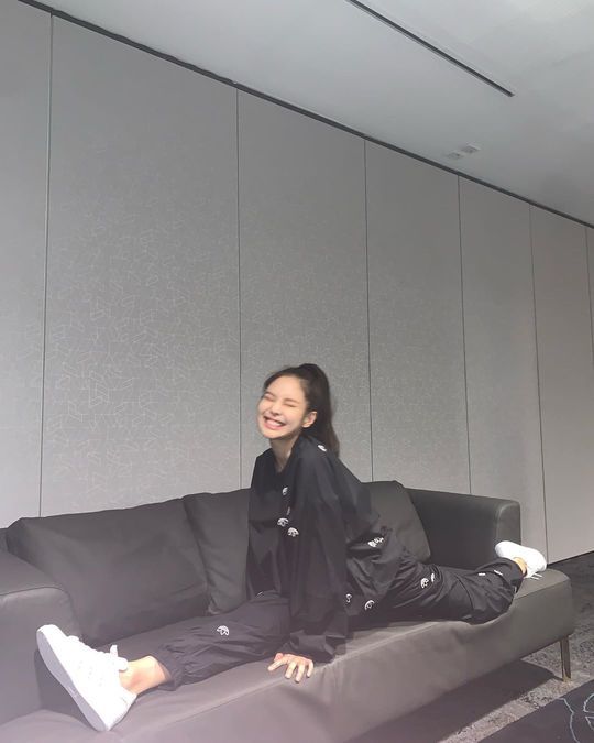 The lovely routine of group BLACKPINK member Jenny Kim was captured.Jenny Kim posted a picture on her Instagram page on June 13.In the open photo, Jenny Kim boasts flexibility by tearing her legs on the sofa; a sunny look from Jenny Kim thrills fans.His long legs and the size of his dying little face are also outstanding.shin aram