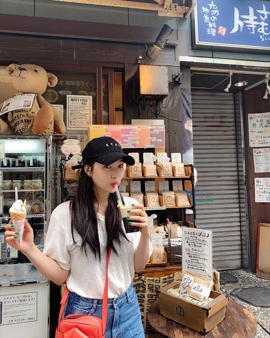Joy showed off her nectar beauty.Group Red Velvet member Joy posted a picture on his Instagram page on June 13.In the photo, Joy is holding drinks and ice cream on the street, and he has shown fresh looks on his face without a toilet.han jung-won