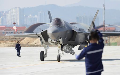 공군 F-35A 스텔스 전투기가 청주기지에 착륙해 지상요원의 통제하에 이동하고 있다. 방위사업청 제공