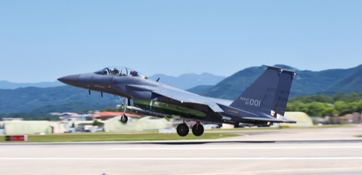 공군 F-15K 전투기가 타우러스 미사일을 탑재한 채 이륙하고 있다. 공군 제공