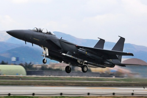 공군 F-15K 전투기가 실사격훈련을 위해 슬램이알 미사일을 탑재하고 이륙하고 있다. 연합뉴스