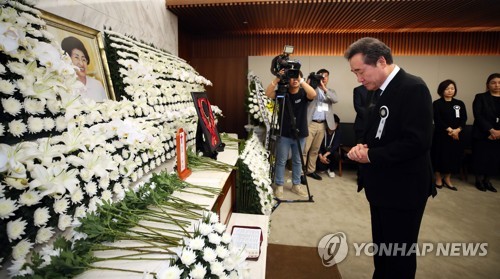 이낙연 총리, 이희호 여사 빈소 조문 (서울=연합뉴스) 김인철 기자 = 이낙연 국무총리가 11일 서울 서대문구 신촌 세브란스병원 장례식장에 마련된 고(故) 김대중 전 대통령 부인 이희호 여사의 빈소에서 조문을 하고 있다. 2019.6.11 yatoya@yna.co.kr