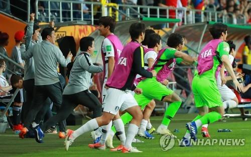 'ë ì ë²ì©' ì&nbsp;ì&nbsp;ì© ê°ë, ì&nbsp;ìë¤ì ê·¸ë¼ì´ëë¡ (ë£¨ë¸ë¦°[í´ëë]=ì°í©ë´ì¤) íí´ì¸ ê¸°ì = 11ì¼ ì¤í(íì§ìê°) í´ëë ë£¨ë¸ë¦° ê²½ê¸°ì¥ìì ì´ë¦° 2019 êµ­ì&nbsp;ì¶êµ¬ì°ë§¹(FIFA) 20ì¸ ì´í(U-20) ìëì»µ 4ê°ì&nbsp; íêµ­ê³¼ ìì½°ëë¥´ì ê²½ê¸°ê° 1-0 íêµ­ì ì¹ë¦¬ë¡ ëëë©° ê²°ì¹ ì§ì¶ì´ íì&nbsp;ë ë¤ ë íì ë¤ë©° ê¸°ë»íë ì&nbsp;ì&nbsp;ì© ê°ë(ì¼ìª½) ìì¼ë¡ ë²¤ì¹ ì&nbsp;ìë¤ì´ ê·¸ë¼ì´ëë¥¼ í¥í´ ë¬ë&nbsp;¤ëê°ê³&nbsp; ìë¤. 2019.6.12