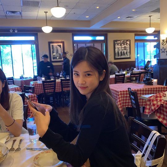 Park Cho-rong shares a pretty, everyday lifeGroup Apink member Park Cho-rong posted emoticons and three photos on his Instagram page on June 15.In the photo, Park Cho-rong is cellphoned inside the restaurant, which boasts a distinct features in pale makeup and emanates a pure charm.han jung-won