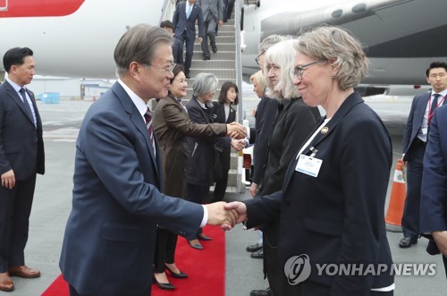 스웨덴 도착한 문 대통령 (스톡홀름=연합뉴스) 한상균 기자 = 북유럽 순방 중인 문재인 대통령과 김정숙 여사가 14일 오후(현지시간) 스웨덴 스톡홀름 알란다 국제공항에서 환영인사들과 악수하고 있다. 2019.6.14