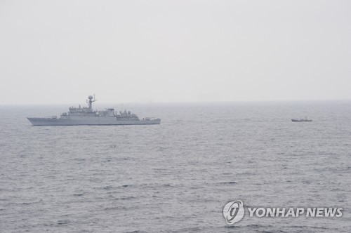 예인되는 북한 어선 [연합뉴스 자료 사진]