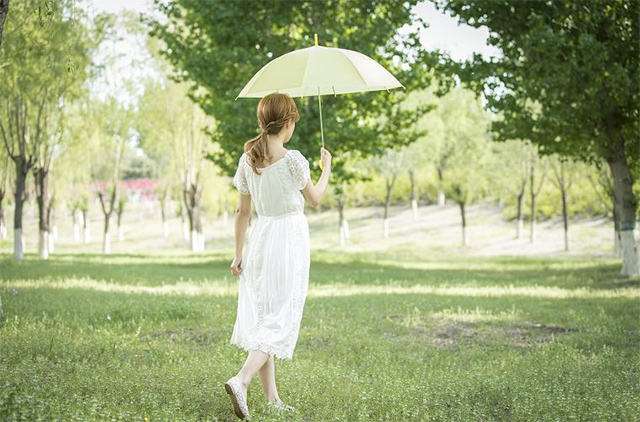 자외선 차단에 효과적인 양산은 소재와 색깔 등을 잘 고려해 선택해야 한다./사진=클립아트코리아