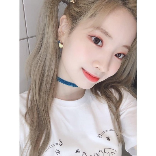 Group TWICE members Dahyun, Sana, Chae Young and Nayeon released photos of the World Tour behind-the-scenes.TWICE Official Instagram posted selfie photos of Dahyun, Sana, Chae Young and Nayeon on June 16.Dahyun and Sana boasted fresh beauty in a bifurcated hairstyle, with Chae-youngs alluring eyes and a blemish-free white-oak skin drawing attention.Nayeons lovely smile also catches the eye.The fans who responded to the photos responded I was so hard, I am pretty today and I am so beautiful.delay stock