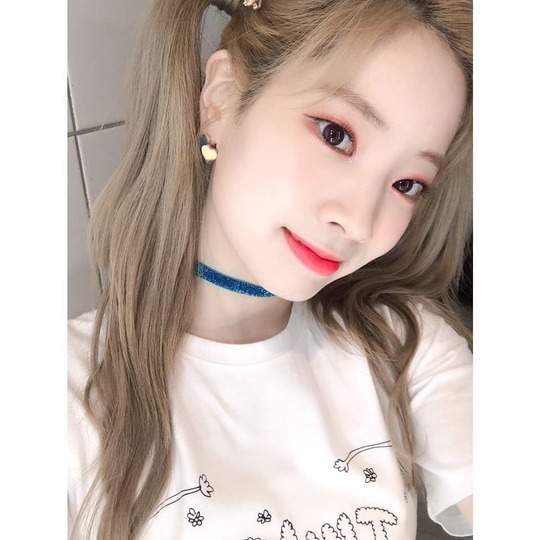 Group TWICE members Dahyun, Sana, Chae Young and Nayeon released photos of the World Tour behind-the-scenes.TWICE Official Instagram posted selfie photos of Dahyun, Sana, Chae Young and Nayeon on June 16.Dahyun and Sana boasted fresh beauty in a bifurcated hairstyle, with Chae-youngs alluring eyes and a blemish-free white-oak skin drawing attention.Nayeons lovely smile also catches the eye.The fans who responded to the photos responded I was so hard, I am pretty today and I am so beautiful.delay stock