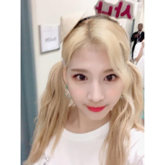 Group TWICE members Dahyun, Sana, Chae Young and Nayeon released photos of the World Tour behind-the-scenes.TWICE Official Instagram posted selfie photos of Dahyun, Sana, Chae Young and Nayeon on June 16.Dahyun and Sana boasted fresh beauty in a bifurcated hairstyle, with Chae-youngs alluring eyes and a blemish-free white-oak skin drawing attention.Nayeons lovely smile also catches the eye.The fans who responded to the photos responded I was so hard, I am pretty today and I am so beautiful.delay stock