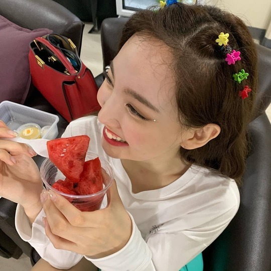 Group TWICE members Dahyun, Sana, Chae Young and Nayeon released photos of the World Tour behind-the-scenes.TWICE Official Instagram posted selfie photos of Dahyun, Sana, Chae Young and Nayeon on June 16.Dahyun and Sana boasted fresh beauty in a bifurcated hairstyle, with Chae-youngs alluring eyes and a blemish-free white-oak skin drawing attention.Nayeons lovely smile also catches the eye.The fans who responded to the photos responded I was so hard, I am pretty today and I am so beautiful.delay stock