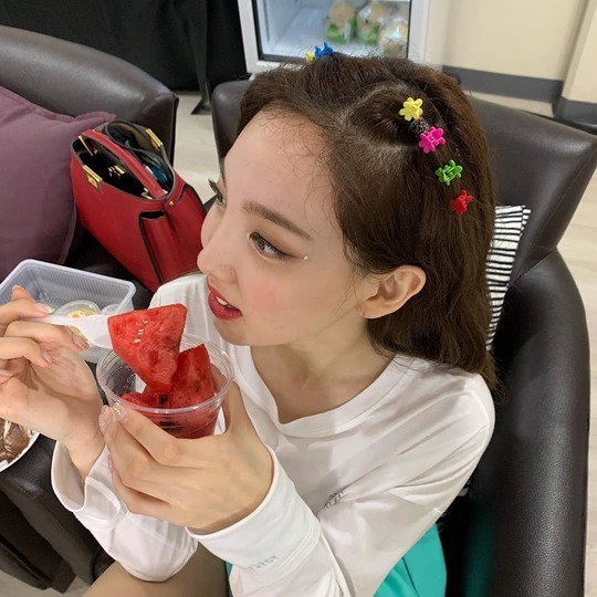 Group TWICE members Dahyun, Sana, Chae Young and Nayeon released photos of the World Tour behind-the-scenes.TWICE Official Instagram posted selfie photos of Dahyun, Sana, Chae Young and Nayeon on June 16.Dahyun and Sana boasted fresh beauty in a bifurcated hairstyle, with Chae-youngs alluring eyes and a blemish-free white-oak skin drawing attention.Nayeons lovely smile also catches the eye.The fans who responded to the photos responded I was so hard, I am pretty today and I am so beautiful.delay stock