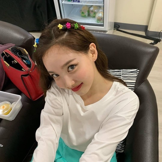 Group TWICE members Dahyun, Sana, Chae Young and Nayeon released photos of the World Tour behind-the-scenes.TWICE Official Instagram posted selfie photos of Dahyun, Sana, Chae Young and Nayeon on June 16.Dahyun and Sana boasted fresh beauty in a bifurcated hairstyle, with Chae-youngs alluring eyes and a blemish-free white-oak skin drawing attention.Nayeons lovely smile also catches the eye.The fans who responded to the photos responded I was so hard, I am pretty today and I am so beautiful.delay stock