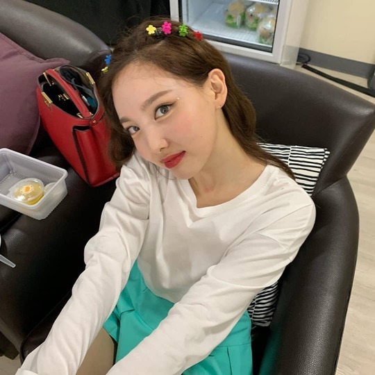 Group TWICE members Dahyun, Sana, Chae Young and Nayeon released photos of the World Tour behind-the-scenes.TWICE Official Instagram posted selfie photos of Dahyun, Sana, Chae Young and Nayeon on June 16.Dahyun and Sana boasted fresh beauty in a bifurcated hairstyle, with Chae-youngs alluring eyes and a blemish-free white-oak skin drawing attention.Nayeons lovely smile also catches the eye.The fans who responded to the photos responded I was so hard, I am pretty today and I am so beautiful.delay stock