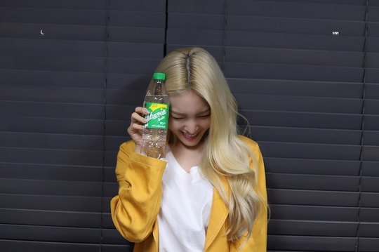 Singer Chungha boasted a nice beauty.On June 16, several photos were posted on the official Instagram of Chungha.The picture shows Chungha with a cider bottle. Chungha changed her hairstyle with blonde hair, adding a refreshing charm.The fans who responded to the photos responded such as The world is cool, It is so beautiful and I love you.delay stock