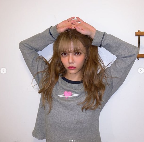 Girl group AOA Jimin reported on the healthier situation.Jimin posted several photos on her Instagram account on Wednesday, along with heart emojis.In the photo, Jimin is transformed into a blonde and dressed in a training suit, especially his lovely beauty, which is healthier than before, captivates the attention of viewers.Jimin previously revealed his recent loss of weight in February and was worried about his fans, but Jimin and his agency denied it, saying, I am staying healthy.Meanwhile, Jimin recently signed a contract with FNC Entertainment along with Yuna, Hyejung, Sulyeon, and Chanmi, and announced the active activities both at home and abroad.