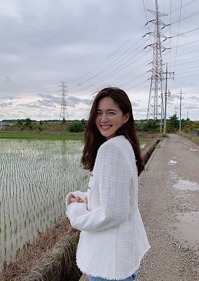 Actor Lee Elijahs lively routine is a hot topic.On Friday, Lee Elijah posted two photos on his social networking service.The photo shows Lee Elijah smiling brightly as he looks back at the camera in the background of the rice paddies, adding a white tweed jacket and jeans to add a pure charm.Lee Elijahs bright smile, which attracts the attention of viewers with its mouth and eyesight.On the other hand, Lee Elijah appeared on the JTBC entertainment program Knowing Brother on the night of the 15th with Actor Lim Won-hee Kim Dong-joon.They are appearing on JTBCs new gilt drama Advisor; broadcast every Friday and Saturday night at 11 p.m.