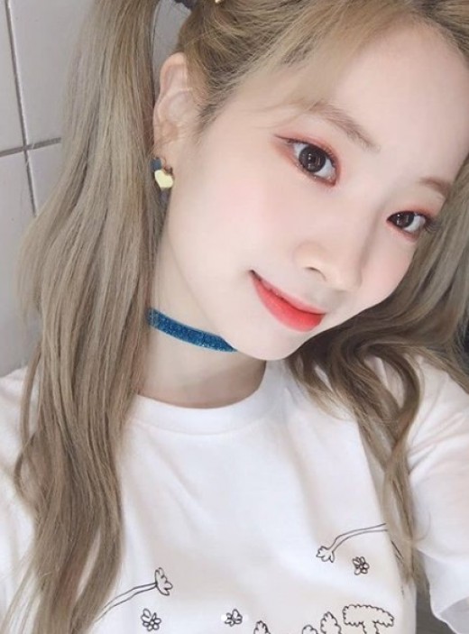TWICE Dahyun has unveiled its pure charm.On the 16th, TWICE official instagram posted two photos with the article ONCE TWICE FOREVER.The main character of this picture is Dahyun, who is staring at the camera with a cute expression.Dahyun showed off her beauty of torn up by matching white T-shirts and chokers with her hair.On the other hand, TWICE released its seventh mini album FANCY YOU in April.