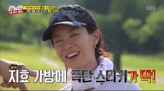 Jeon So-min played the last-minute reverse.On SBS Running Man, which was broadcast on June 16, members raced Running District Project - Songhorse Shooter Rally at Geumsan, a site of ginseng.At the opening, Yoo Jae-Suk reported on the move of Jeon So-min, who said, I moved to the side of Baro. It is five steps.It was three in two rooms, he said.I was almost excused when I was going to the bathroom at the house where Somin moved, Yoo Jae-Suk said.I almost got tired of going to pee, he said, and the other members laughed, saying, I would have been cheap if it was Ji Suk-jin The production team mentioned Ishian, Park Bo-young cheering coffee tea in Lee Kwang-soos recent situation.So Song Ji-hyo was asked why he did not send it, and Lee Kwang-soo apologized with a bow saying, I did not know. Im sorry, sister.Yoo Jae-Suk also revealed that he cheered on Park Min-young, who had Baro you.Yoo Jae-Suk said, (Park) Minyoung sends me ginger tea, jujube tea, and kimchi kimchi.When the members said, Ji Hyo sent a kimegi, Yoo Jae-Suk could not speak, and Song Ji-hyo said, I am really sad.Since then, the production team has released a photo of Yoo Jae-Suk using the baby application that is popular these days.Yoo Jae-Suk turned into a girl but laughed in a rather older motherly way, so other members also challenged the Baby Driver application.On Ji Suk-jins baby face, Yoo Jae-Suk teased, Baby Driver App is old. Song Ji-hyos application photo is like Whangbi Hong.My forehead and face are half and half.Yoo Jae-Suk saw Kim Jong-kooks baby face photo and said, Its a baby, but it looks good in a fight. Lee Kwang-soo said, It looks bad.The crew asked the members to write a word or sentence that comes to mind when they think of them. Jeon So-min wrote about Yoo Jae-Suk as Mountain Baekdu.Kim Jong-kook said, I want to accompany my brothers mouth, and Yoo Jae-Suk acknowledged the different expression (Jeon So-min) poet.On Yang Se-chan, he wrote, I do not like you and Do not pretend to hear things.The members then conducted a mission to get good modifiers: the production team said that the more ginseng mediums, the better modifiers, and the more poisonous badges they have, the worse modifiers they will attach.Also, the person who has the bomb sticker said that all ginseng turns into a viper.In the second mission, the mystery seller, the members explained to the members without knowing the identity of the object.Yoo Jae-Suk and Haha had dog food, but said, The secret of five children and fertility is to join together, and Haha said, My wife and mother-in-law are busy hiding this.Im afraid Ill have another.Jeon So-min and Yang Se-hyung, who did not know whether the object to be explained was handcuffs, said, I met in the third grade of elementary school. Snow, turn off the lights and use them.Kim Jong-kook and Song Ji-hyo emphasized baby diapers as effective for dieting when used when exercising.Lee Kwang-soo laughed when he declared that he would build this thing in the name of this thing if I had a child. The first place was Yoo Jae-Suk and Haha.The results were announced and Lee Kwang-soos bomb sticker was interested.Lee Kwang-soo secretly stuck it inside the cell phone case while Jeon So-min went to the bathroom.Jeon So-min, who noticed this, secretly approached Haha while playing a game, and put a sticker on it, but he was quickly discovered by Haha.Eventually, the bomb sticker wanted to remain with Jeon So-min, but the final bomb owner became Song Ji-hyo because Jeon So-min was put on Song Ji-hyos bag late.Choi Seung-hye