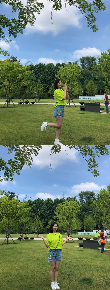 Actor Jeon So-min has released a photo full of freshness.On the 17th, Jeon So-min posted a picture on his instagram with an article entitled Sechanang is taking a picture too.In the open photo, Jeon So-min put one leg on the side and gave a youthful atmosphere, and added freshness by wearing a lime color top.Netizens responded that Sommin sister is pretty today and Sommin sister is a full fan. I am watching her hard work.On the other hand, Jeon So-min is appearing in the entertainment program Running Man which is currently on air.