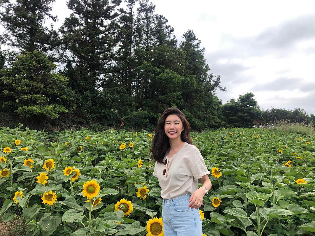 Group Girls Day Sojin reported on the latest news.Sojin posted a photo on his Instagram account on Thursday.Sojin in the open photo is standing in the sunflower field and posing. Sojins bright smile attracts attention.The netizens who watched this responded such as It is beautiful, It is more beautiful than flowers and Beautiful day.On the other hand, Sojin recently signed an exclusive contract with Snow Company and started to make an actor leap.Photo: Sojin Instagram