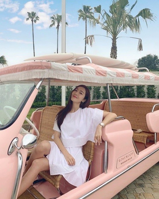 Singer Jessica has revealed her current status.On the 17th, Jessica posted several photos on her instagram with an article entitled A Weekend to remember.Jessica in the public photo is sitting in a pink car and taking various poses, wearing a pure white dress and captivating her eyes with a pure visual.Jessica stars in the U.S. Travel Reality entertainment with her brother Crystal, a member of the group F-X (f(x).Photo: Jessica Instagram