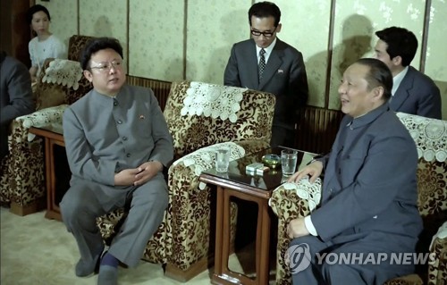 북한 TV, 김정일과 시진핑 부친 만남 기록영화 방영 (서울=연합뉴스) 북한 조선중앙TV는 8일 김정일 국방위원장의 첫 중국 방문(1983년 6월) 영상을 담은 기록영화를 방영했다. 이날 영상에서는 시진핑(習近平) 중국 국가주석의 부친인 시중쉰(習仲勳) 당시 중국공산당 정치국 위원이 베이징역에서 김정일 위원장을 반갑게 맞이하는 모습도 확인됐다. 사진은 영상에서 공개된 김정일 위원장과 시중쉰의 환담 모습. 2018.4.8       [국내에서만 사용가능. 재배포 금지. For Use Only in the Republic of Korea. No Redistribution] nkphoto@yna.co.kr