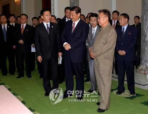 김정일, 방북 中시진핑 면담 (평양 조선중앙통신=연합뉴스) 북한 김정일 국방위원장이 18일 방북중인 시진핑(習近平) 중국 국가부주석 일행이 보낸 선물을 살펴보고 있다.