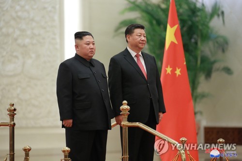 중국 인민해방군 사열 받는 김정은과 시진핑 (평양 조선중앙통신=연합뉴스) 조선중앙통신이 지난 7일부터 나흘간 4차 방중한 김정은 북한 국무위원장 모습을 10일 보도했다. 지난 8일 인민대회당에서 김 위원장이 시진핑 중국 국가 주석과 중국 인민해방군 사열을 받고 있다. 2019.1.10  [국내에서만 사용가능. 재배포 금지. For Use Only in the Republic of Korea. No Redistribution] photo@yna.co.kr