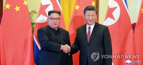 신화통신 "시진핑, 20~21일 북한 국빈방문" (서울=연합뉴스) 중국 시진핑 국가주석이 오는 20~21일 북한을 국빈방문한다고 관영 신화통신이 17일 보도했다.      신화통신은 중국 공산당 중앙위원회 국제부 대변인 발표를 인용해 이같이 전했다.      사진은 지난해 6월 중국을 방문한 김 위원장이 베이징 인민대회당에서 열린 공식 환영식에서 시 주석과 악수하는 모습. 2019.6.17 [연합뉴스 자료사진] photo@yna.co.kr