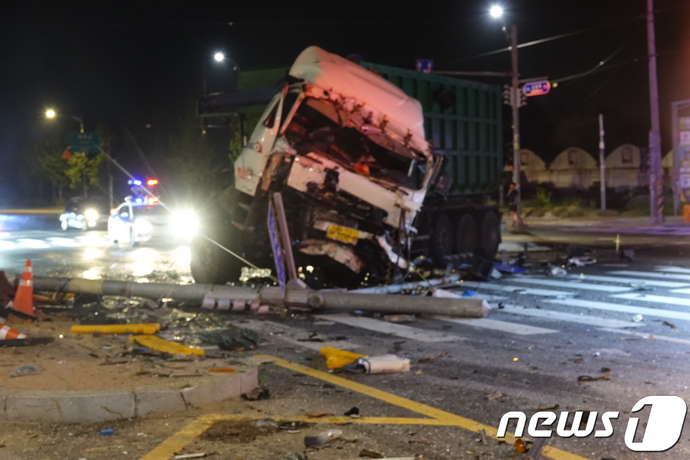 아산서 화물차·통근버스 충돌..2명 사망·32명 부상