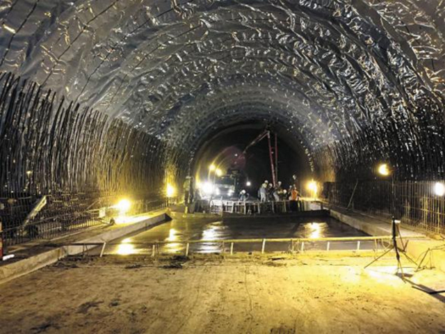 보령해저터널 현장 작업자들이 터널 내부에 콘크리트 타설 작업을 하고 있다. 보령해저터널엔 8년 6개월 동안 연인원 25만명의 작업자가 투입됐다. /현대건설