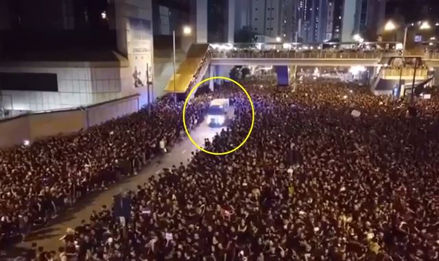 지난 16일(현지시간) 홍콩 애드미럴티의 중앙 정부 단지 외곽 하코트 도로로 응급환자를 실어 나르는 구급차 영상이 공개됐다. 시위 참가자들은 구급차가 지나가자 일사불란하게 길을 내줬다. 유튜브 캡처